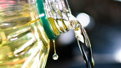 Ilustrasi - Lantai dapur licin karena minyak goreng tumpah? Jangan langsung dipel pakai air! Praktikkan trik mudah menyedot minyak pakai tepung terigu ini. (Dok. Ist)