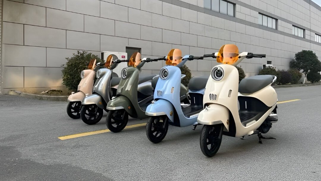 Ilustrasi - Uwinfly M110G resmi meluncur dengan mesin 3000 Watt dan fitur smart. Simak spesifikasi lengkap dan harga motor listrik futuristik ini di sini. (Dok. Ist)