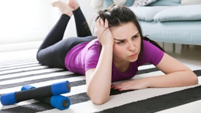 Ilustrasi - Berhenti menunda pola hidup sehat. Simak trik praktis lawan rasa malas olahraga agar tubuh tetap bugar dan produktivitas harian Anda meningkat drastis. (Dok. Ist)