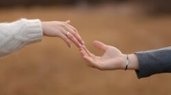 Ilustrasi - Psikolog Mark Travers ungkap rahasia pasangan tetap harmonis melalui 5 kebiasaan kecil harian yang memperkuat hubungan emosional di tengah kesibukan. (Dok. Ist)