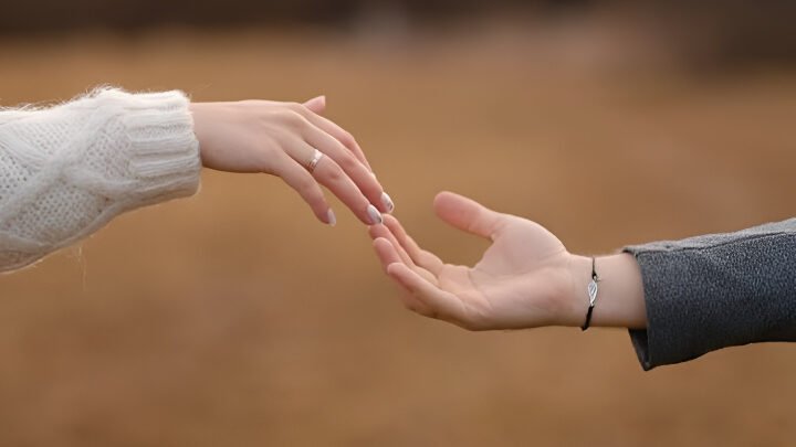 Ilustrasi - Psikolog Mark Travers ungkap rahasia pasangan tetap harmonis melalui 5 kebiasaan kecil harian yang memperkuat hubungan emosional di tengah kesibukan. (Dok. Ist)