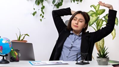 Ilustrasi - Kenali penyebab prokrastinasi yang sebenarnya bukan karena malas, melainkan masalah regulasi emosi. Simak tips ampuh berhenti menunda tugas di sini. (Dok. Ist)