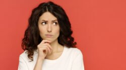 Ilustrasi - Sering lupa nama orang saat bertemu? Jangan minder! Ternyata itu salah satu ciri kepribadian orang dengan IQ tinggi. (Dok. Ist)