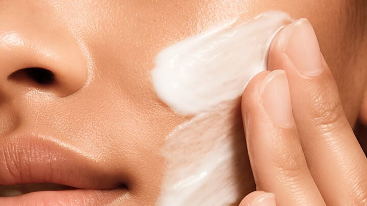 Ilustrasi - Masih malas pakai tabir surya? Cari tahu deretan manfaat ajaib memakai sunscreen setiap hari untuk mencegah penuaan dini hingga risiko kanker kulit. (Dok. Ist)