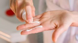 Ilustrasi - Bingung sunscreen tahan berapa lama di kulit? Simak penjelasan lengkap seputar durasi, waktu oles ulang, hingga tips agar kulit bebas gosong. (Dok. Ist)