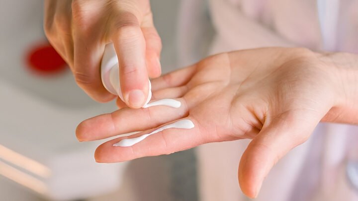 Ilustrasi - Bingung sunscreen tahan berapa lama di kulit? Simak penjelasan lengkap seputar durasi, waktu oles ulang, hingga tips agar kulit bebas gosong. (Dok. Ist)