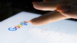 Ilustrasi - Ternyata Gen Z masih sangat aktif menggunakan Google Search setiap hari. Intip gaya baru penelusuran canggih mereka yang mengandalkan AI dan fitur suara. (Dok. Ist)