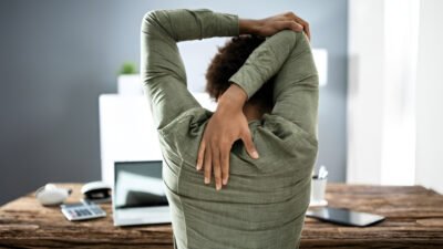 Ilustrasi - Pelajari panduan ergonomi meja kerja untuk mencegah sakit punggung. Gunakan posisi duduk yang benar dan tips peregangan ini agar tetap produktif saat bekerja. (Dok.Ist)