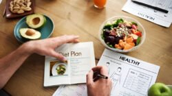 Ilustrasi - Jangan tergoda diet ekstrem yang berisiko! Temukan rahasia ampuh menurunkan berat badan secara sehat, konsisten, dan permanen melalui panduan gaya hidup ini. (Dok. Ist)