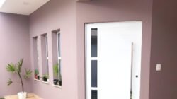 Ilustrasi - Tagihan AC bengkak karena cuaca panas ekstrem? Segera ganti cat dinding Anda dengan delapan pilihan warna pemantul panas ini agar rumah kembali sejuk. (Dok. Ist)