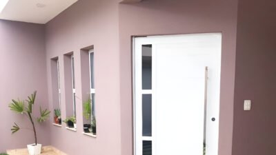 Ilustrasi - Tagihan AC bengkak karena cuaca panas ekstrem? Segera ganti cat dinding Anda dengan delapan pilihan warna pemantul panas ini agar rumah kembali sejuk. (Dok. Ist)