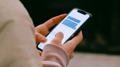 Ilustrasi - Lindungi akun media sosial Anda dari hacker dengan fitur 2FA. Simak tips keamanan digital terbaru untuk mencegah pencurian data pribadi secara efektif. (Dok. Ist)