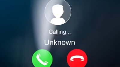 Ilustrasi - Panik karena mendapat teror spam call setiap menit? Jangan angkat teleponnya! Segera terapkan deretan trik ampuh ini untuk memblokir penipu secara otomatis. (Dok. Ist)