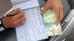 Ilustrasi - Jangan abai! Segera blokir STNK setelah menjual mobil atau motor untuk menghindari pajak progresif dan kiriman surat tilang ETLE. (Dok. Ist)