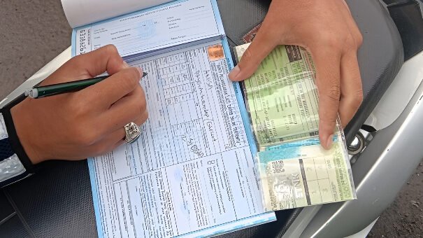 Ilustrasi - Jangan abai! Segera blokir STNK setelah menjual mobil atau motor untuk menghindari pajak progresif dan kiriman surat tilang ETLE. (Dok. Ist)