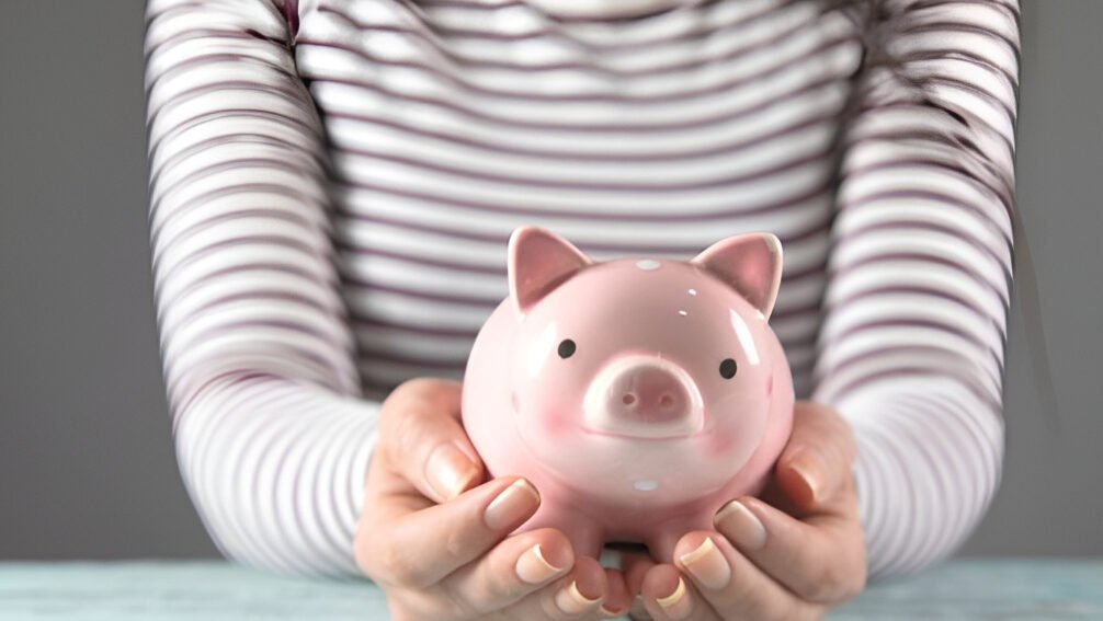 Ilustrasi - Terapkan strategi frugal living untuk menghemat pengeluaran bulanan dan membangun dana darurat. Simak tips belanja cerdas dan hidup hemat namun tetap berkualitas. (Dok. Ist)