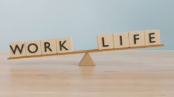 Ilustrasi - Masa depan pekerja kantoran makin berat! CEO Nvidia ramalkan AI bakal jadi bos yang micromanaging dan bikin pegawai makin sibuk. Cek ulasannya di sini. (Dok. Ist)