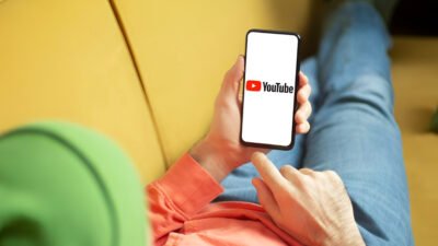 Ilustrasi - YouTube menguji fitur AI baru Ask YouTube yang mampu merangkum video, menjawab pertanyaan sejarah, dan merekomendasikan klip spesifik layaknya asisten virtual. (Dok. Ist)
