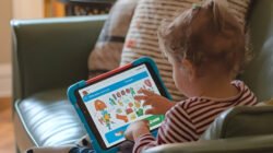 Ilustrasi -Simak cara efektif batasi screen time anak agar tetap sehat dan cerdas. Pelajari batasan usia dan tips aktivitas fisik pengganti gadget di rumah. (Dok. Ist)