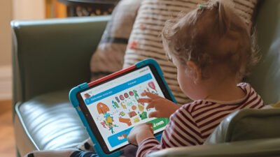 Ilustrasi -Simak cara efektif batasi screen time anak agar tetap sehat dan cerdas. Pelajari batasan usia dan tips aktivitas fisik pengganti gadget di rumah. (Dok. Ist)