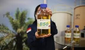 Kementan resmi menguji biodiesel B50 pada alsintan untuk perkuat ketahanan pangan dan energi nasional. Hasil uji mesin pertanian memenuhi standar SNI.