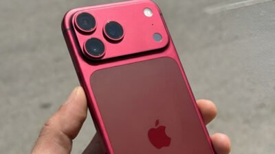 Ilustrasi - Apple siapkan iPhone 18 Pro dengan pilihan warna merah tua yang elegan. Simak bocoran material titanium baru dan peningkatan kamera di sini. (Dok. Ist)