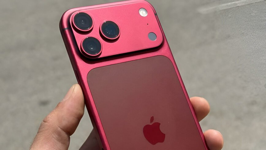 Ilustrasi - Apple siapkan iPhone 18 Pro dengan pilihan warna merah tua yang elegan. Simak bocoran material titanium baru dan peningkatan kamera di sini. (Dok. Ist)