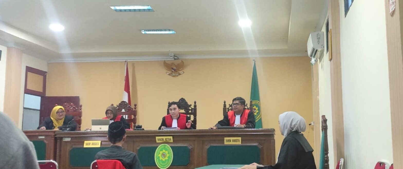 "Berawal dari korban menjadi tersangka oleh Polsek Batu Ampar, Herman alias Pak Usu sampaikan pledoi. Kuasa hukum minta majelis hakim PN Mempawah jatuhkan vonis bebas."