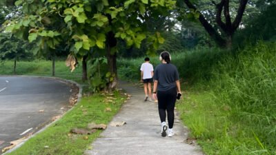 Ilustrasi - Jalan kaki setiap hari secara rutin terbukti ampuh memperpanjang usia dan menjaga kesehatan jantung. Simak tips jalan kaki untuk kesehatan optimal di sini. (Dok. Ist)