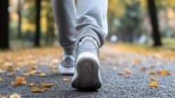 Ilustrasi - Orang yang suka jalan kaki ternyata memiliki karakter unik. Simak 3 ciri kepribadian mereka mulai dari kemandirian hingga kemampuan kontrol diri yang kuat. (Dok. Ist)