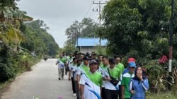Perwakilan manajemen Bank Kalbar Cabang Semitau memberikan sambutan sebelum melepas rombongan pegawai dan pensiunan yang mengikuti kegiatan jalan sehat menyusuri jalanan di Kecamatan Semitau, Kabupaten Kapuas Hulu. (Dok. HO/Faktakalbar.id)