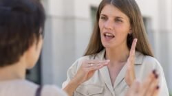 "Masih sering tertukar antara penulisan Tuli dan tuli? Simak penjelasan lengkap mengenai identitas budaya dan etika penulisan berita yang inklusif."