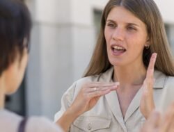 Huruf Kapital yang Berarti Besar: Mengapa Penulisan “Tuli” dan “tuli” Berbeda dalam Berita?