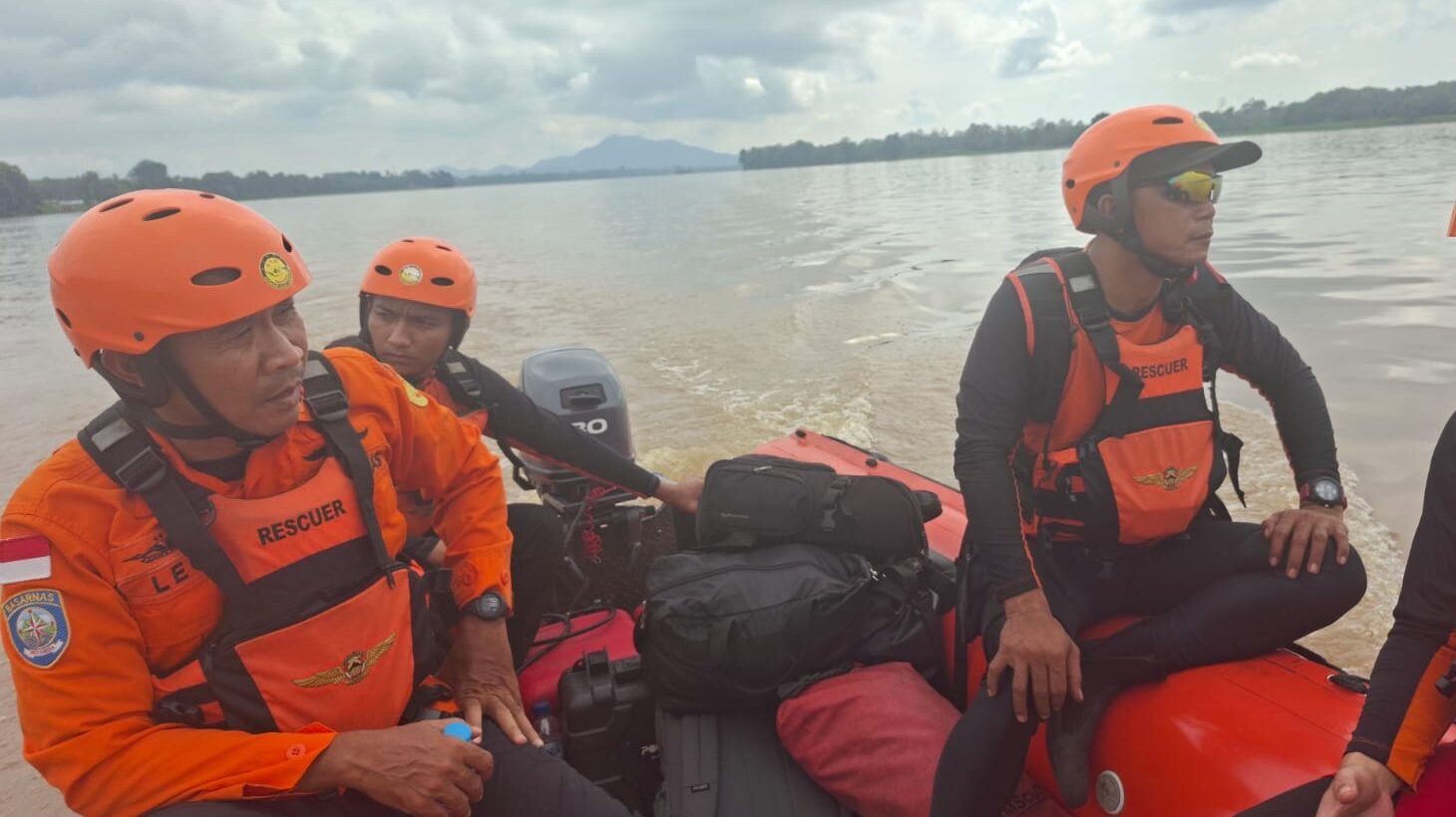 "Diduga hilang keseimbangan saat bekerja, seorang pria berusia 47 tahun terjatuh dari perahu dan tenggelam di Sungai Kapuas. Tim SAR gabungan kini lakukan pencarian."
