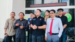 "Tim kuasa hukum Ketua Bawaslu Kota Pontianak mendesak pembatalan status tersangka kliennya jelang putusan praperadilan karena dinilai tidak memenuhi unsur pidana dan kerugian negara."