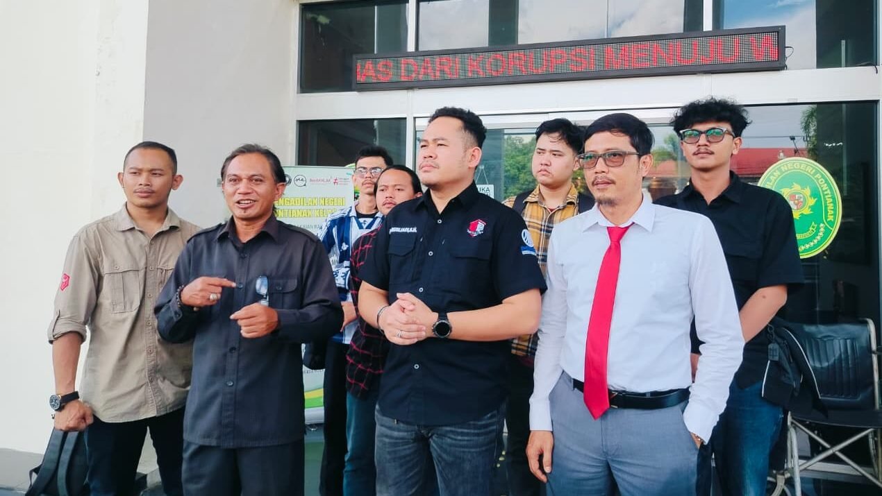 "Tim kuasa hukum Ketua Bawaslu Kota Pontianak mendesak pembatalan status tersangka kliennya jelang putusan praperadilan karena dinilai tidak memenuhi unsur pidana dan kerugian negara."