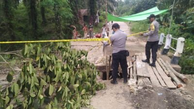 Kondisi infrastruktur jembatan penghubung di Jalan Raya Bodok-Meliau, Kabupaten Sanggau yang putus total akibat tingginya curah hujan.