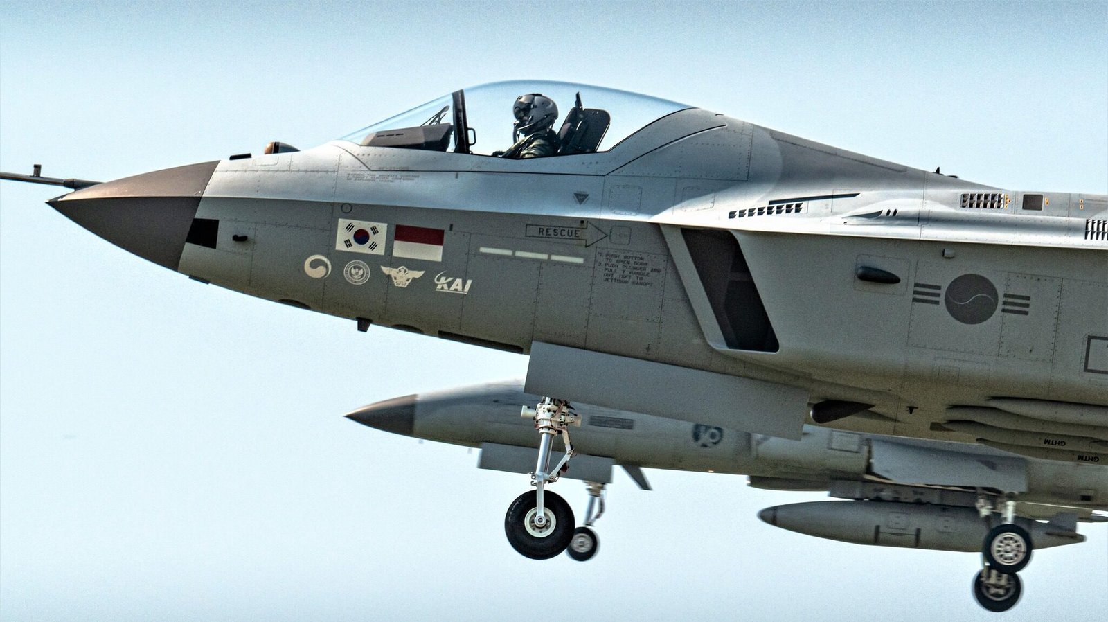 Jet tempur KF-21 Boramae dengan logo bendera Korea Selatan dan Indonesia yang menjadi fokus kerja sama pertahanan kedua negara. (Dok/ HO/Faktakalbar.id)