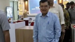 "Joko Widodo mendukung langkah hukum Jusuf Kalla yang melaporkan Rismon Sianipar ke Bareskrim Polri terkait tuduhan pendanaan isu ijazah."