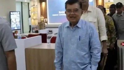 "Joko Widodo mendukung langkah hukum Jusuf Kalla yang melaporkan Rismon Sianipar ke Bareskrim Polri terkait tuduhan pendanaan isu ijazah."