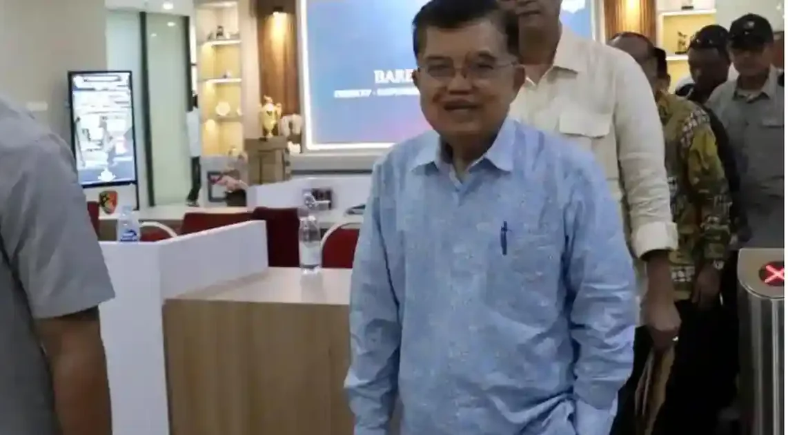 "Joko Widodo mendukung langkah hukum Jusuf Kalla yang melaporkan Rismon Sianipar ke Bareskrim Polri terkait tuduhan pendanaan isu ijazah."