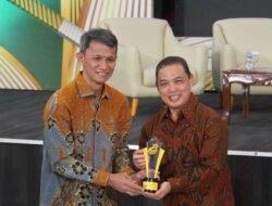 Terima Penghargaan di PKBM Award Kalbar 2026, Kajati Emilwan Ridwan Resmi Jadi Bapak Asuh PKBM