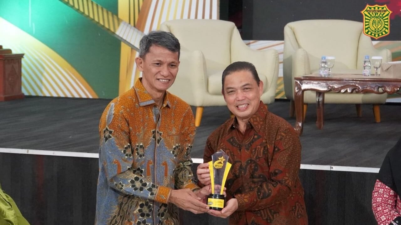 Kepala Kejaksaan Tinggi Kalimantan Barat, Emilwan Ridwan, saat memberikan sambutan terkait perannya sebagai bapak asuh dalam agenda PKBM Award di Pendopo Gubernur.