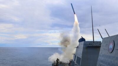 "Kapal tanker minyak Aqua 1 milik QatarEnergy dihantam rudal jelajah Iran di perairan Qatar. 21 awak kapal selamat dan telah dievakuasi di tengah konflik Timur Tengah."