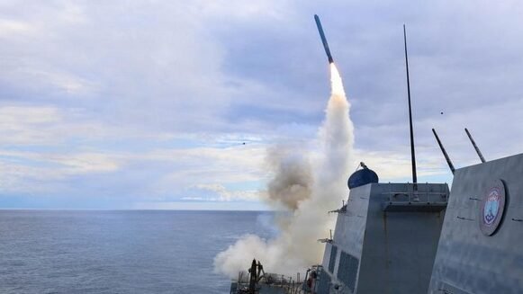 "Kapal tanker minyak Aqua 1 milik QatarEnergy dihantam rudal jelajah Iran di perairan Qatar. 21 awak kapal selamat dan telah dievakuasi di tengah konflik Timur Tengah."