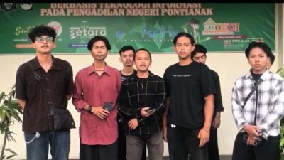 "Massa dari Aliansi Pemuda dan Mahasiswa Peduli Keadilan mendatangi PN Pontianak untuk mengawal sidang praperadilan Bawaslu dan mendesak hakim bertindak objektif."