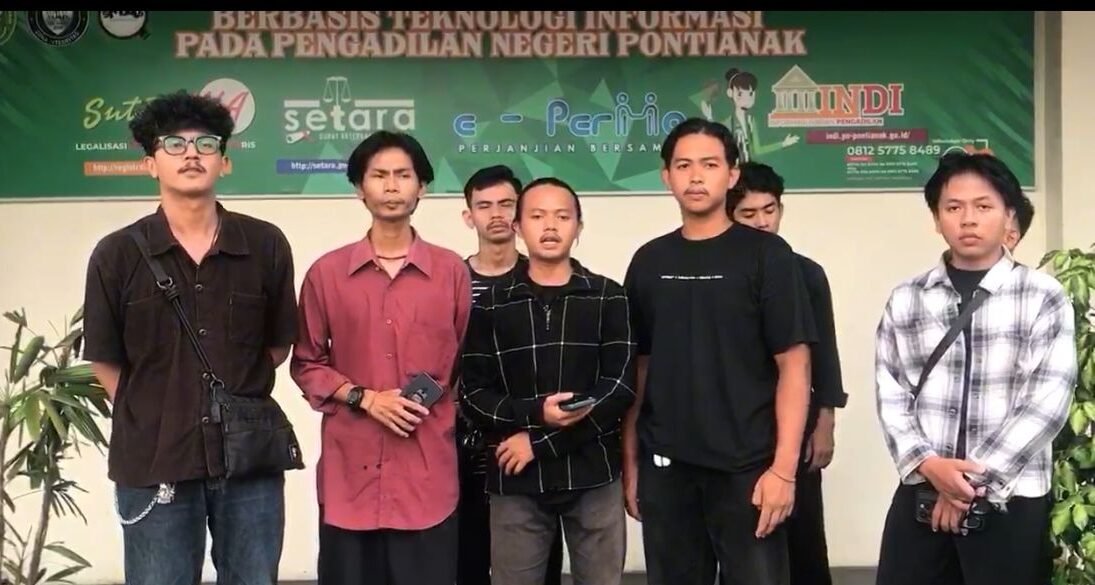 "Massa dari Aliansi Pemuda dan Mahasiswa Peduli Keadilan mendatangi PN Pontianak untuk mengawal sidang praperadilan Bawaslu dan mendesak hakim bertindak objektif."