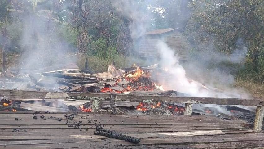Kondisi material sisa bangunan rumah warga di Dusun Sei Batu Karang yang ludes terbakar akibat bara api kayu bakar di area dapur.