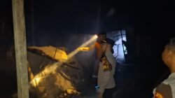 Kondisi area permukiman warga setelah empat unit rumah kontrakan semi permanen di Dusun Kuala Belian, Kabupaten Melawi, hangus dilanda kebakaran pada Sabtu (4/4/2026) dini hari.