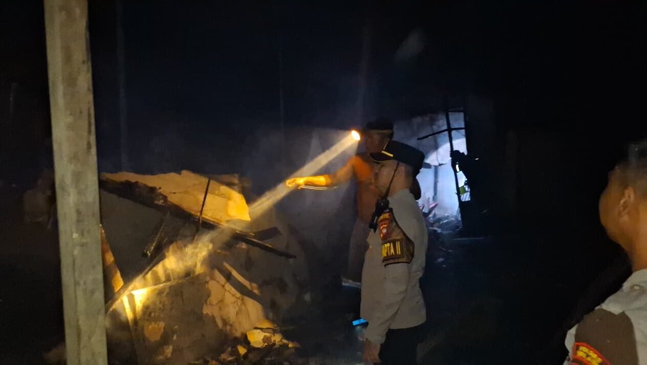 Kondisi area permukiman warga setelah empat unit rumah kontrakan semi permanen di Dusun Kuala Belian, Kabupaten Melawi, hangus dilanda kebakaran pada Sabtu (4/4/2026) dini hari.